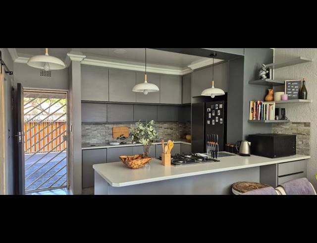 2 BEDROOM TOWNHOUSE FOR SALE IN MEYERTON CENTRAL